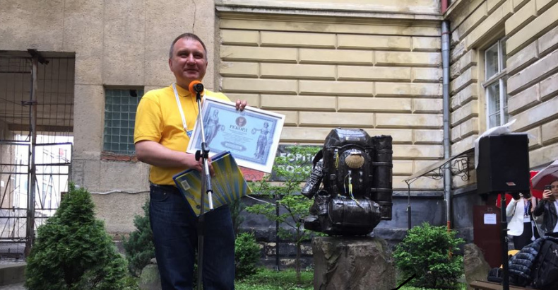 До Книги рекордів занесли львівський пам’ятник наплічнику