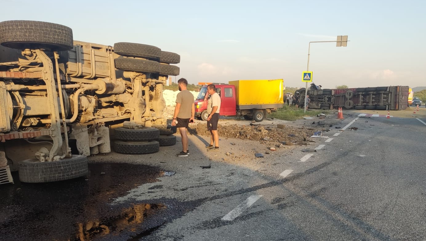 У Золочеві зіткнулись дві вантажівки