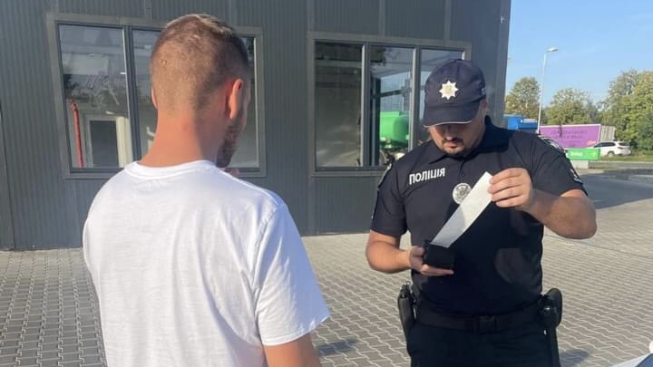 Поліцейські покарали водія-тіктокера, який хизувався порушенням правил дорожнього руху
