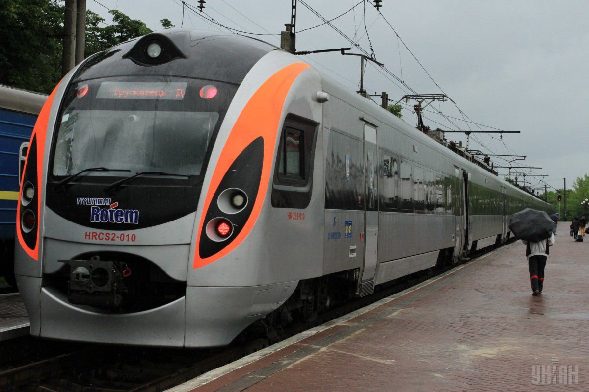 На Львівщині під потягом загинула школярка