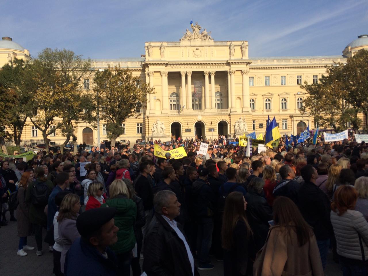 «Хочемо жити, а не виживати!» – освітяни Львівщини