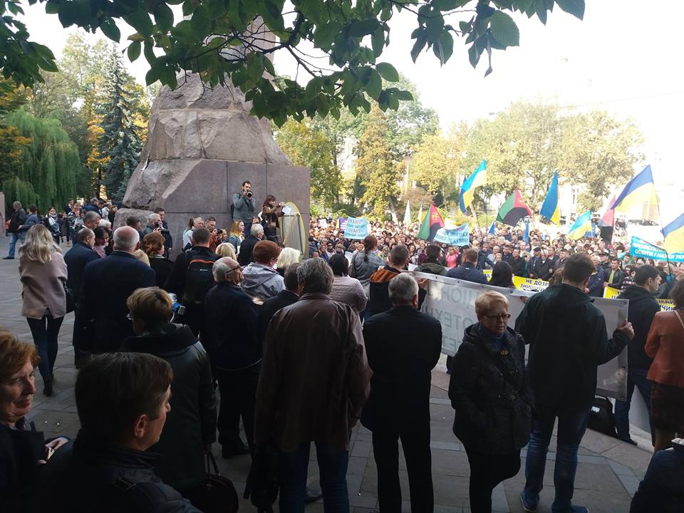 Львівські освітяни розпочали страйк