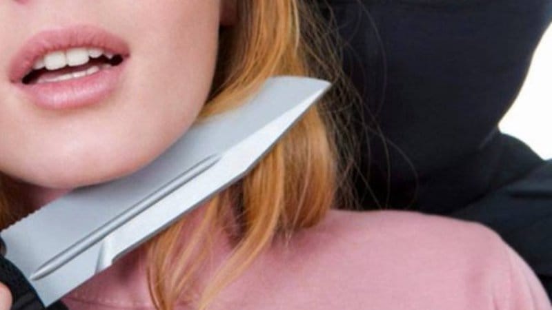 Із ножем напав на жінку: у Львові шукають злочинця