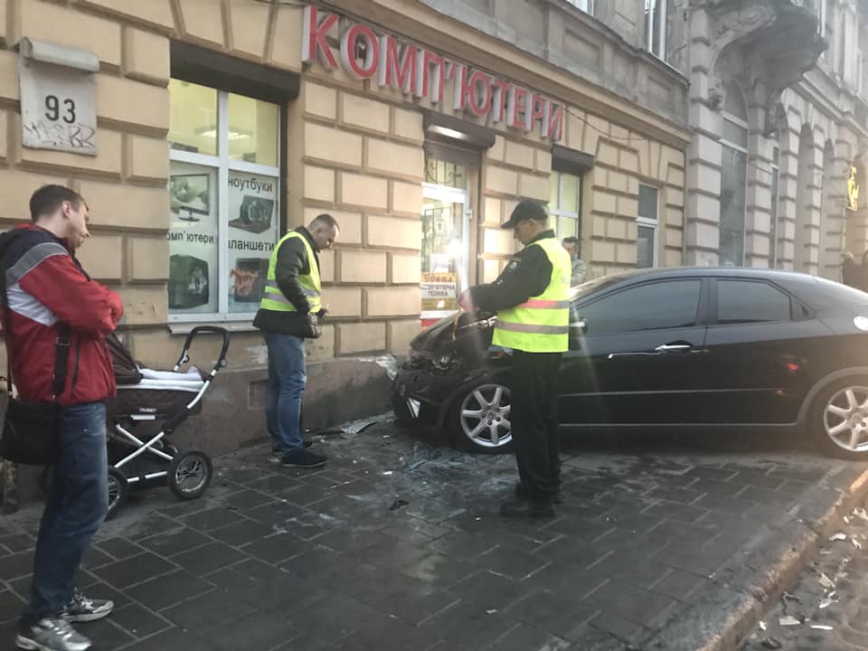 У Львові “Honda” збила маму з немовлям