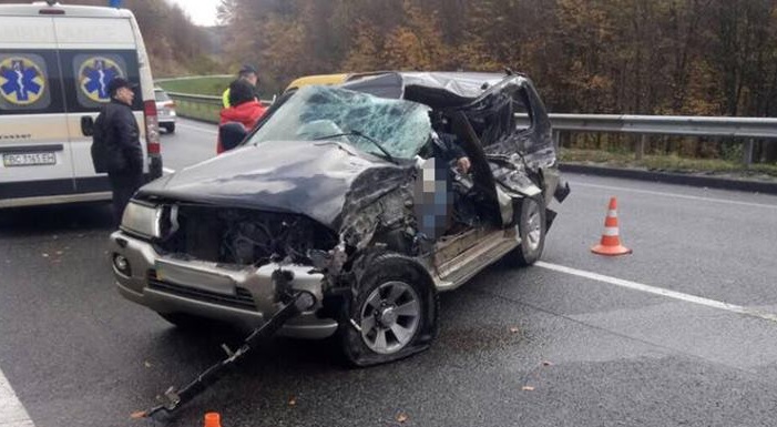 На трасі Київ-Чоп загинув водій позашляховика