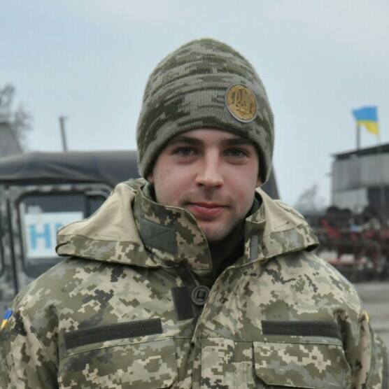 Щоб зібрати гроші для бійця, дівчинка співала у центрі Львова