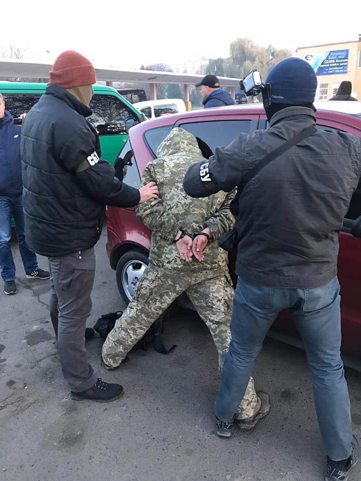 Інспектора Львівського прикордонного загону взяли на хабарі