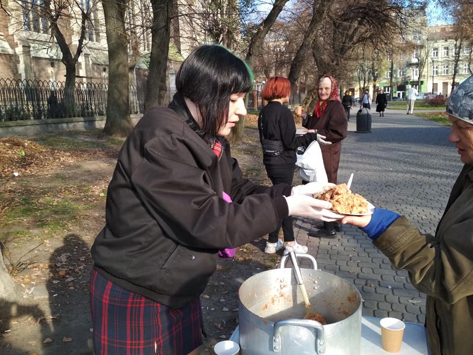 Як у Львові активісти годують бездомних людей