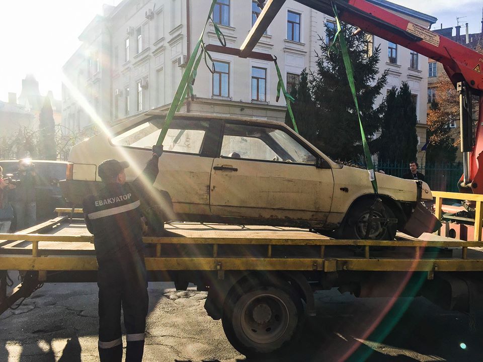 Перший покинутий автомобіль у Львові вже евакуювали