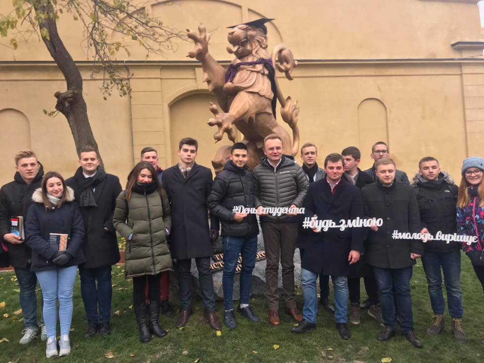 Найбільшого львівського лева вже одягнули у мантію (фото)