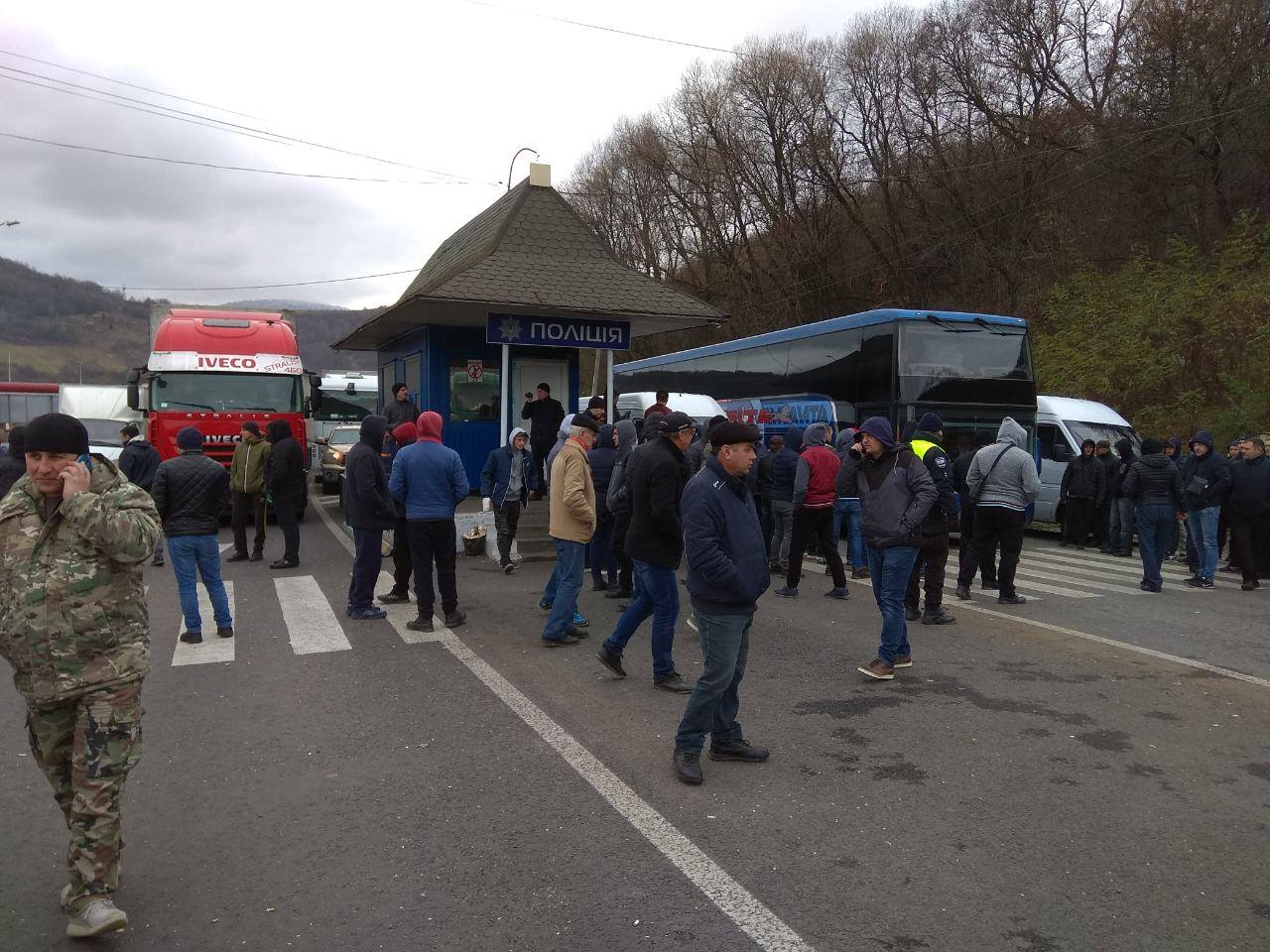 Активісти заблокували міжнародну трасу Київ-Чоп