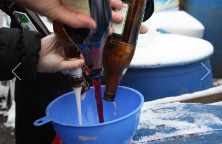 Львівські митники злили в очисні споруди майже 200 літрів алкоголю