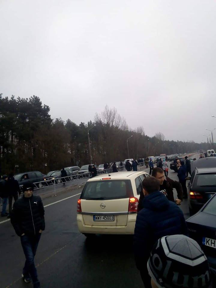 Люди заблокували рух біля пунктів пропуску Рава-Руська та Краківець