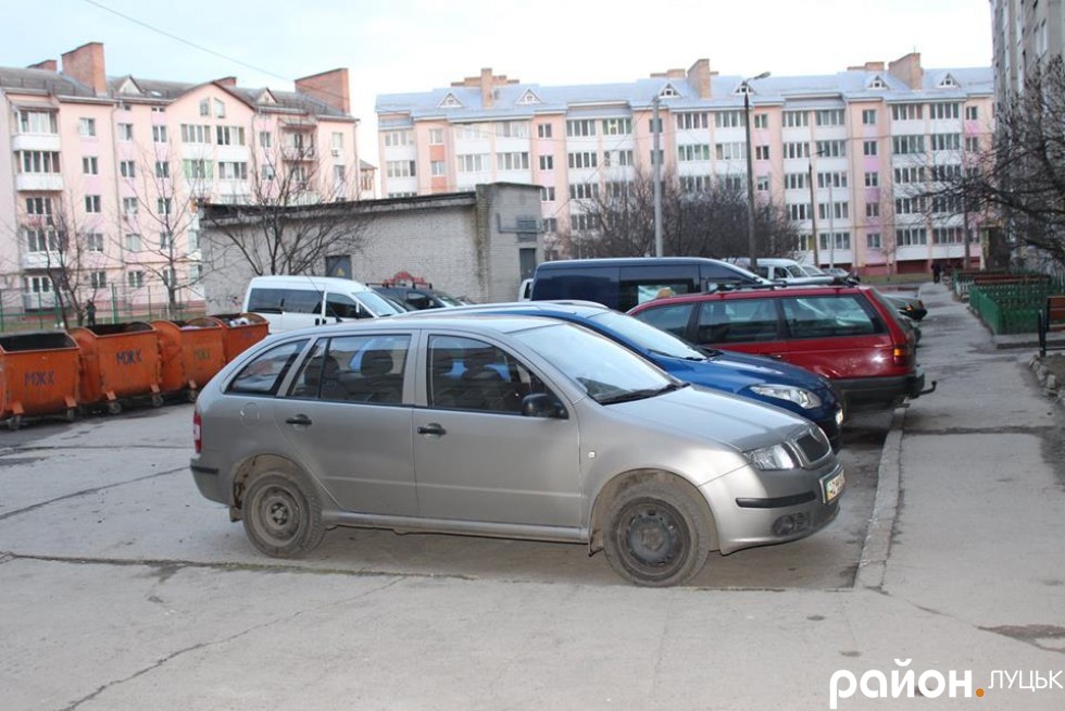 У Львові просять не паркувати авто біля смітників