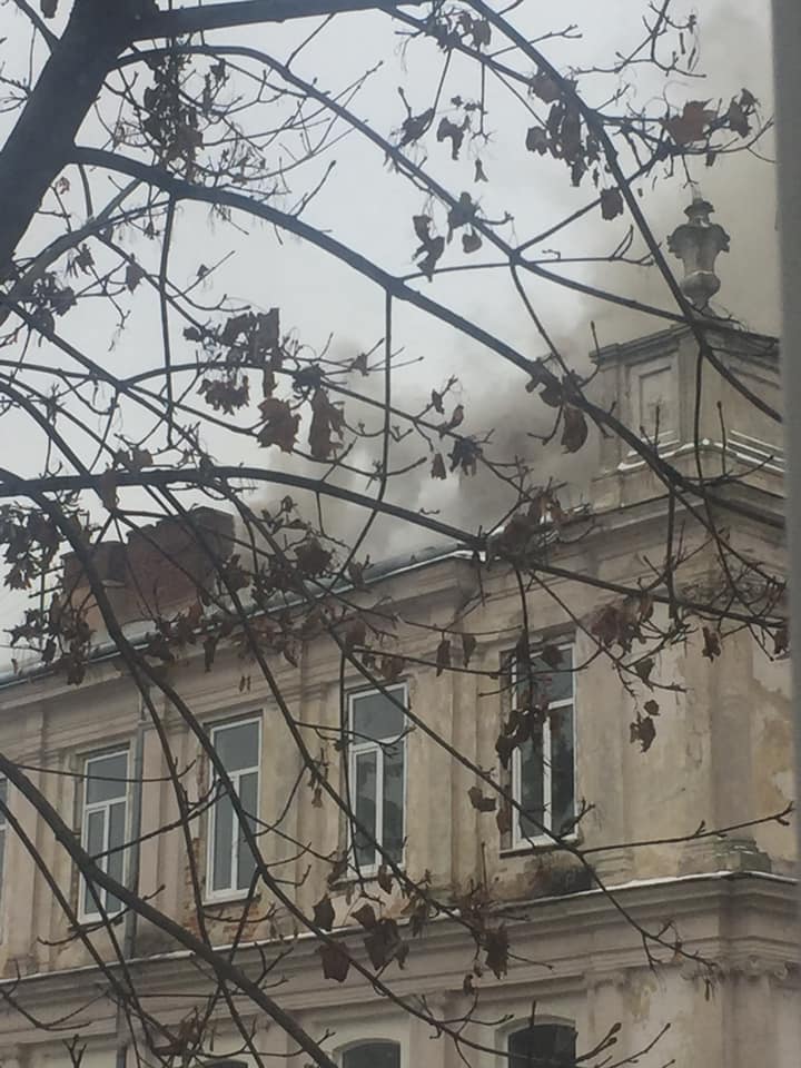 Пацієнти Львівської обласної лікарні лежать у коридорах