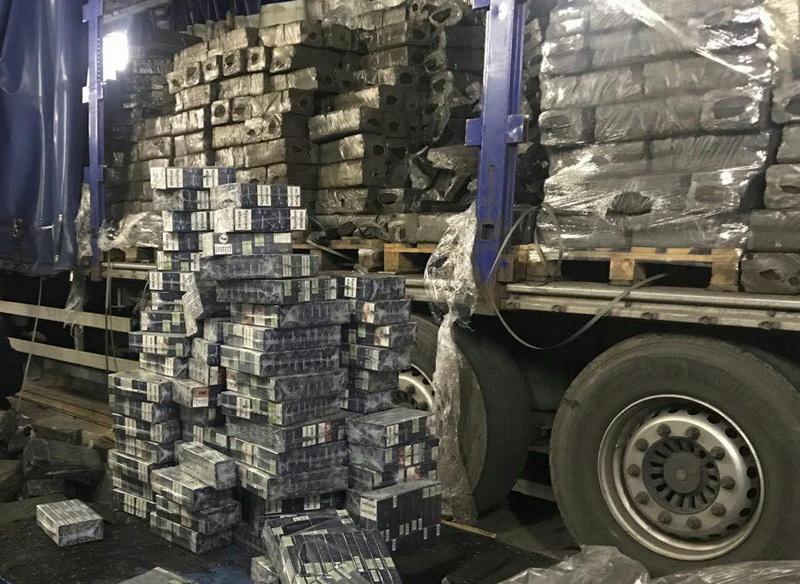 Майже 17 тисяч пачок сигарет водій замаскував під паливні брикети