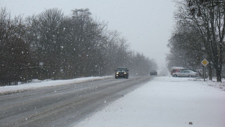Налипання мокрого снігу та ожеледиця: як вберегтися на дорогах