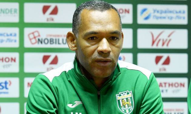 Головний тренер «Карпат» втік з клубу в Південну Корею