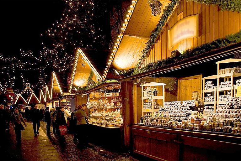 Свята у Льовові: вже монтують різдвяний ярмарок