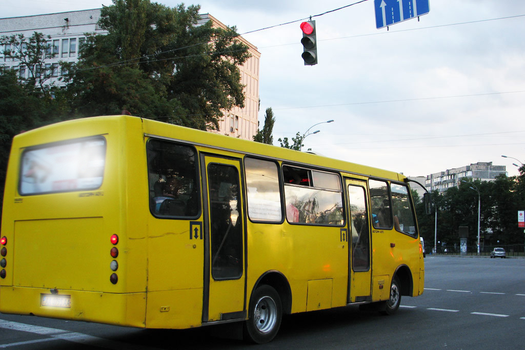 Водій маршрутки, не дочекавшись мами, висадив двох дітей і поїхав