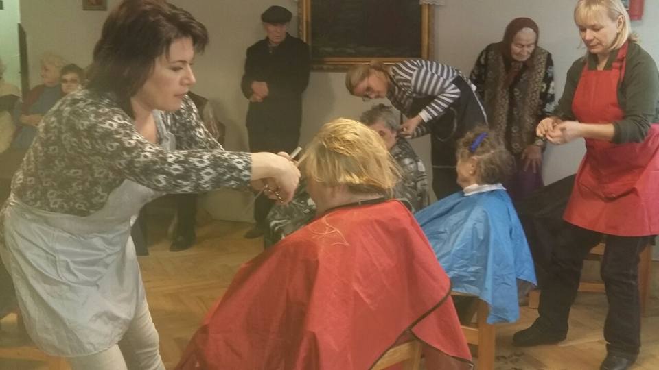 50 дідусів та бабусь вишукувалися у чергу до перукарів