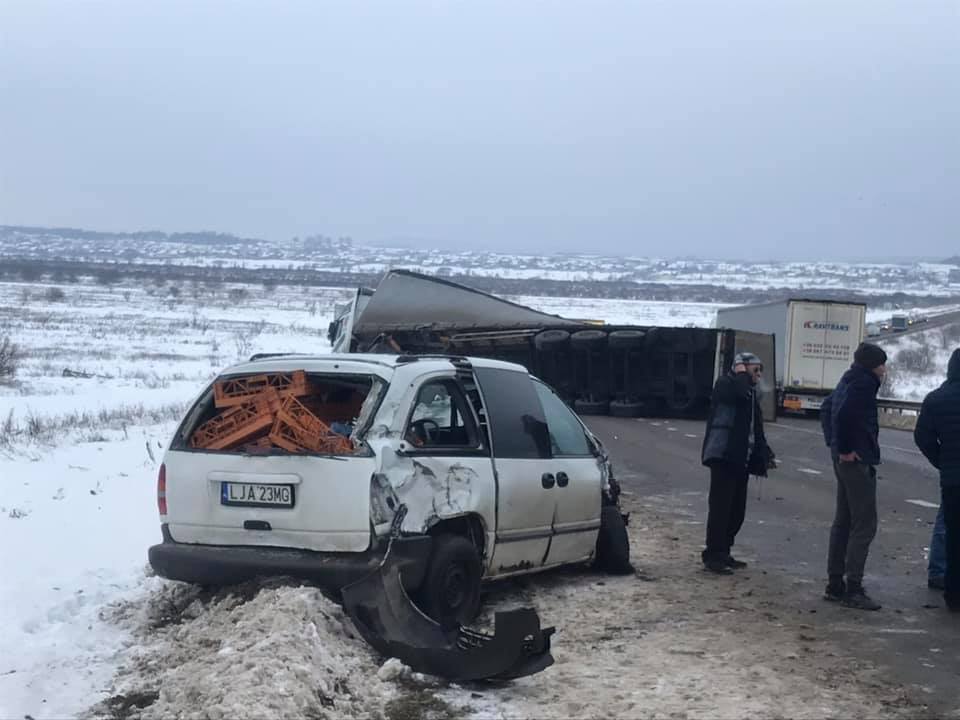 На Жовківщині перекинулася вантажівка: рух перекритий