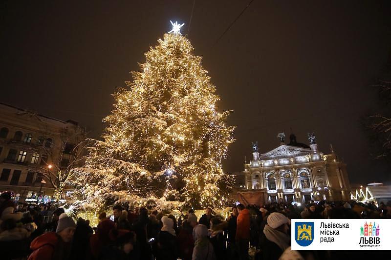У Львові засвітили головну ялинку