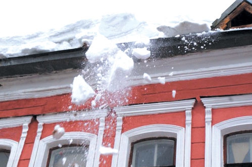 Львів`янам нагадують про сніг на дахах будівель