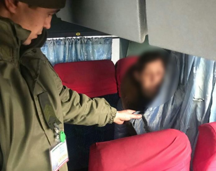 Сховавшись за шторою, жінка думала перетнути кордон