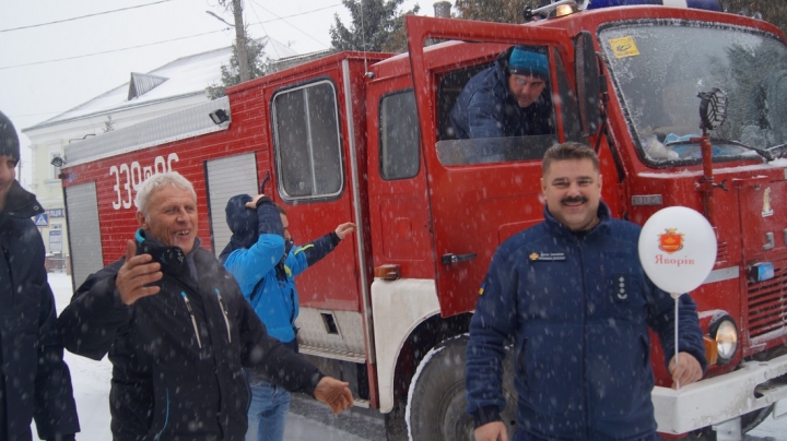 Яворівським рятувальникам поляки подарували пожежну машину