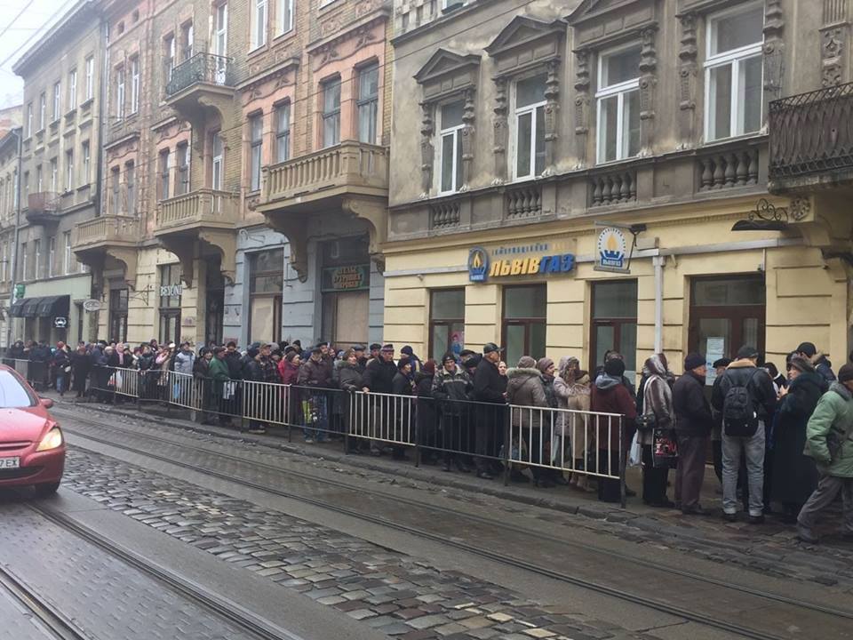 Черги, як у радянські часи: у Львові пенсіонери подають показники лічильника