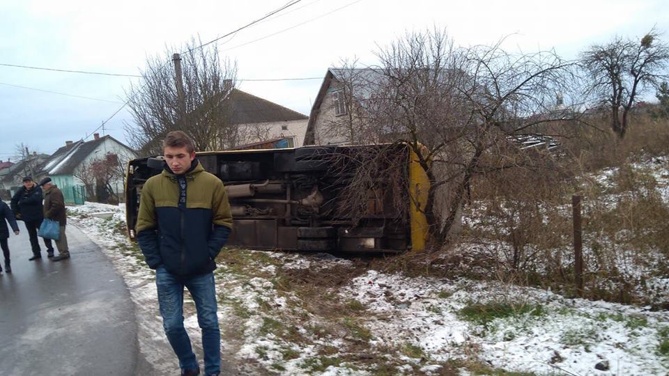 У селі Керниця перекинувся рейсовий автобус