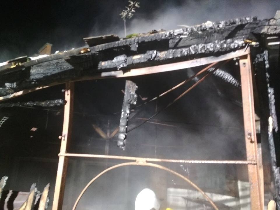 Пожежа у Городку: горіли два торгових павільйони (фото)