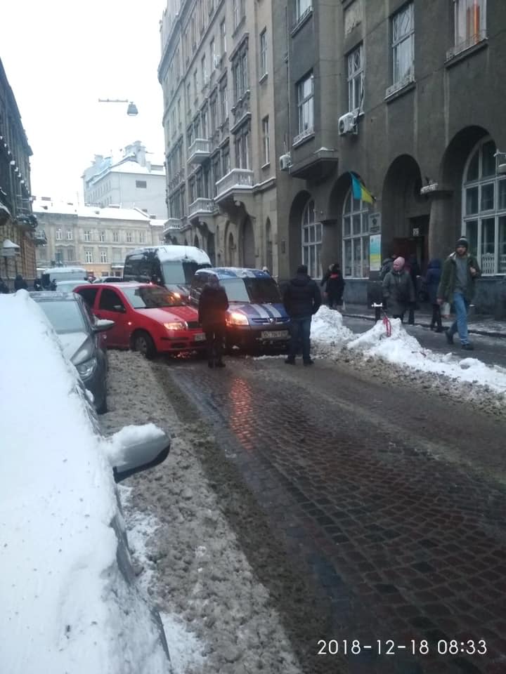 У Львові зранку зупинилися трамваї: люди запізнюються на роботу