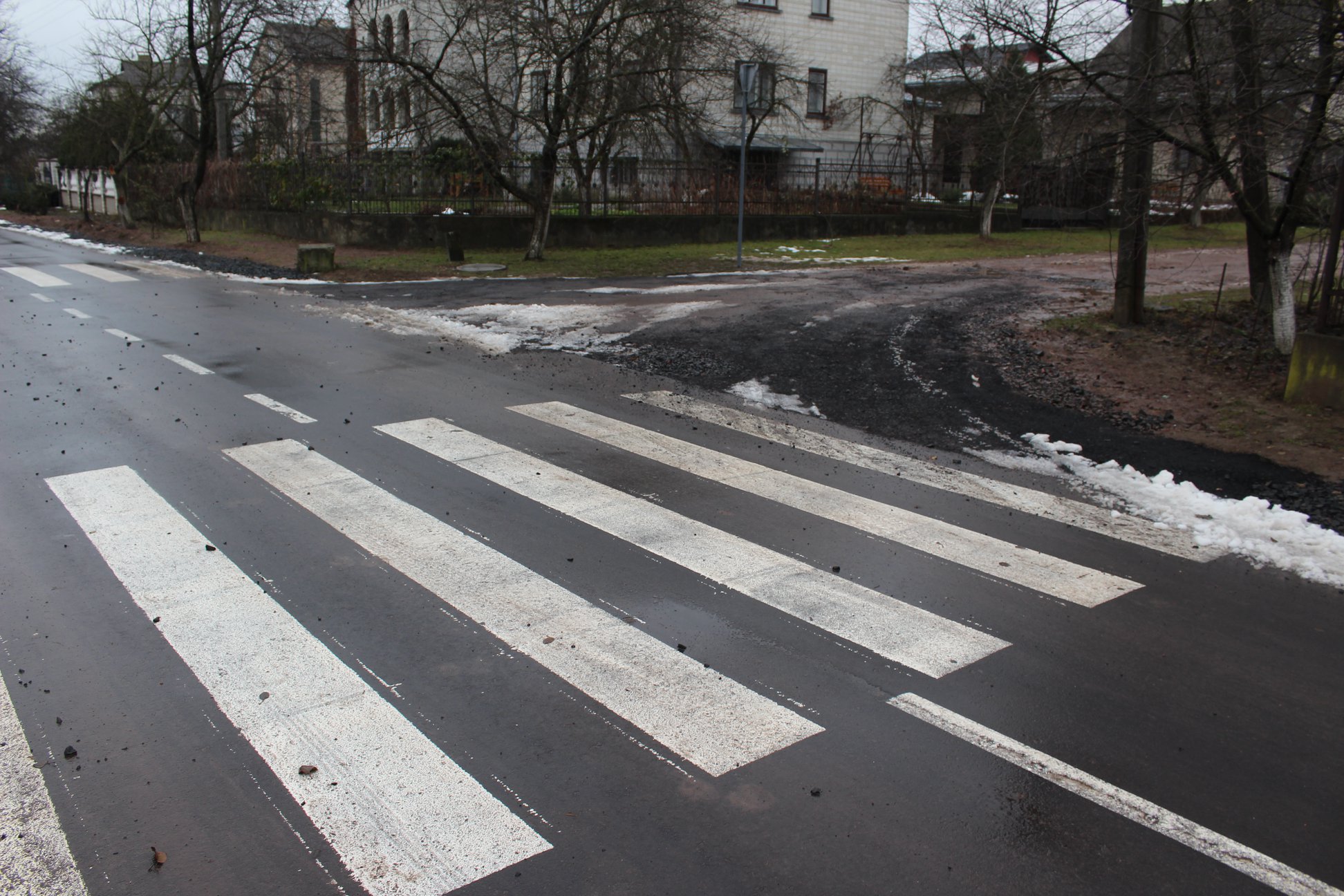 У Сокалі на глухій вулиці намалювали 13 пішохідних переходів