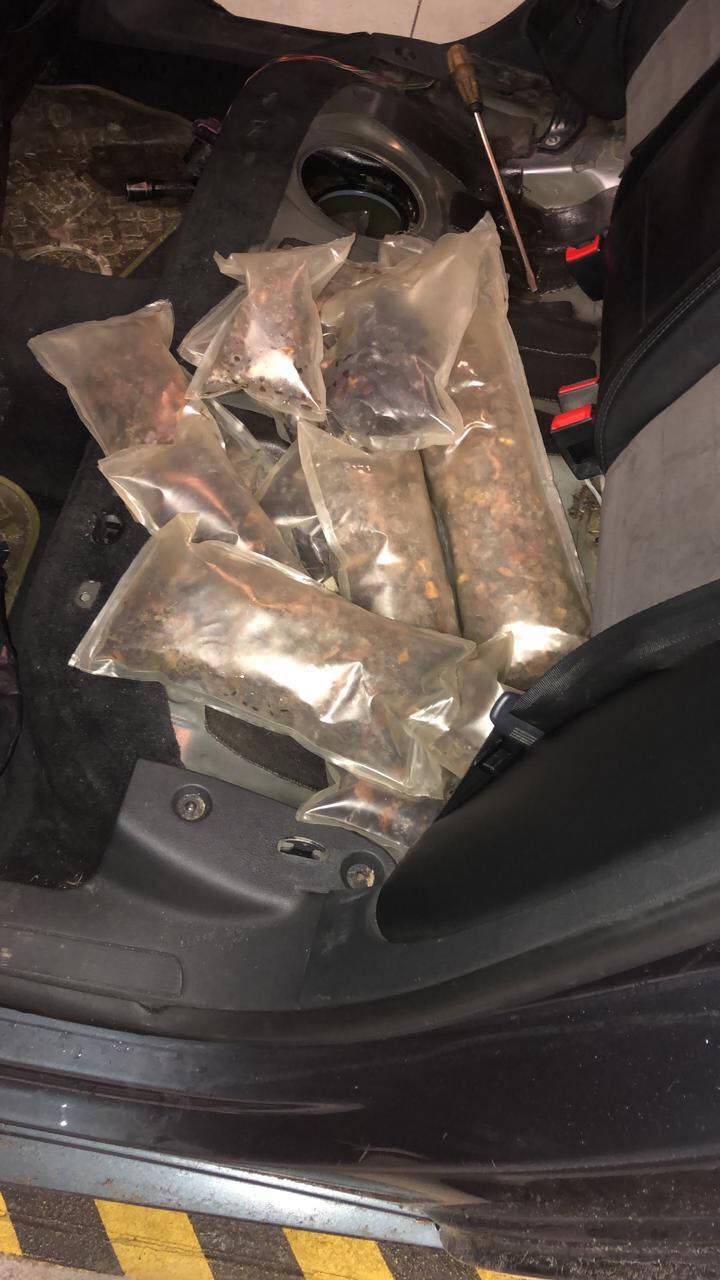 Чоловік заховав 20 кг бурштину у паливному баку авто