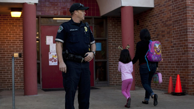 Школи Львова зможуть наймати штатних охоронців