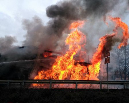 Біля Борислава горіли резервуари з нафтою