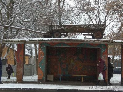 На Жовківщині досі не зняли воза з даху зупинки