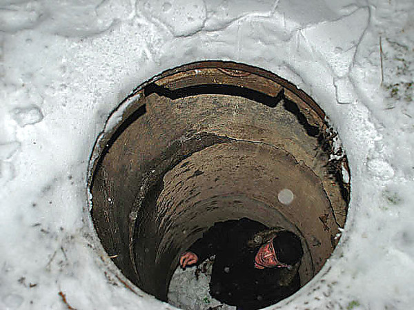 У Жовкві з каналізації витягли чоловіка