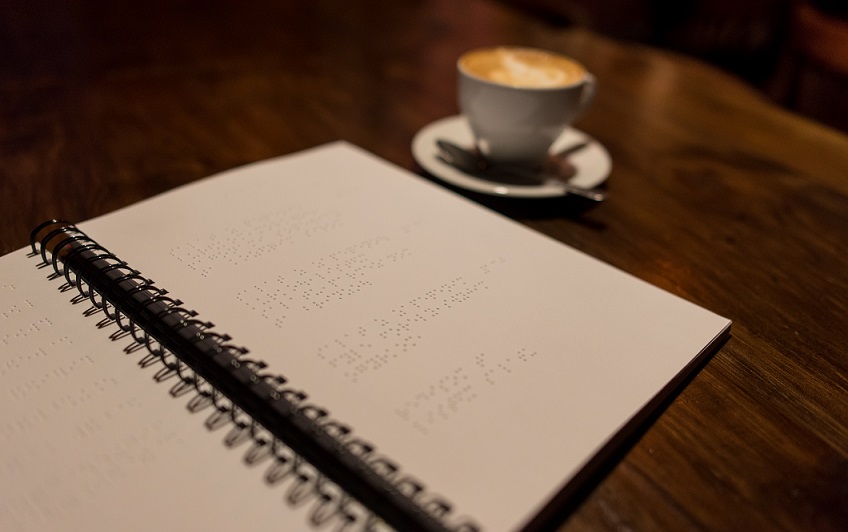 У львівській кнайпі створили меню для незрячих