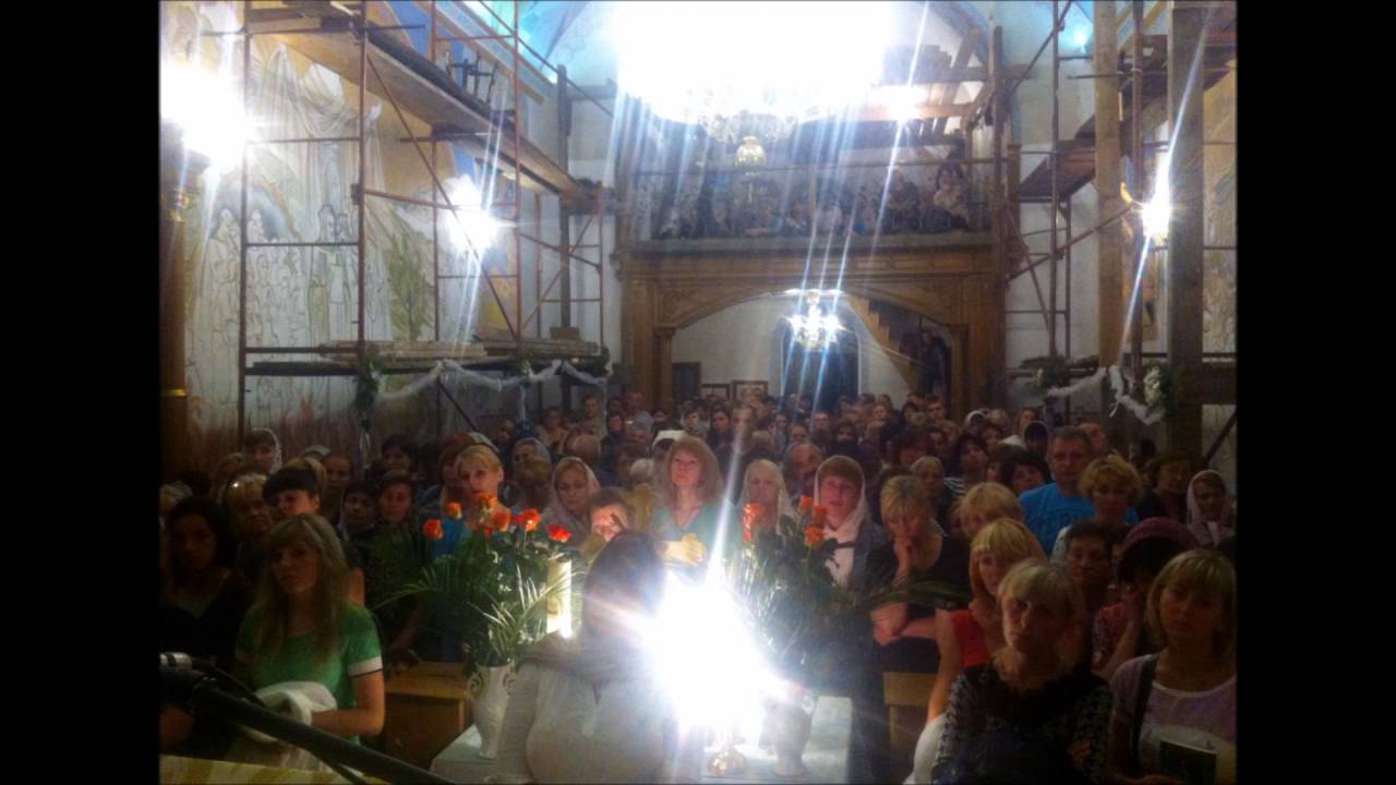 Священик закликає новорічну ніч зустріти у церкві