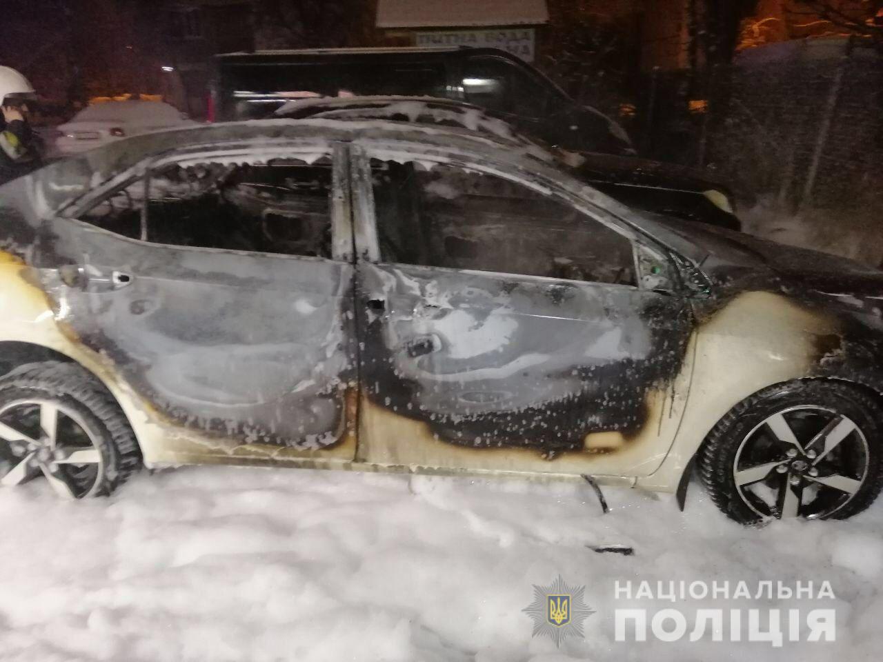 Вночі у Львові невідомі підпалили авто