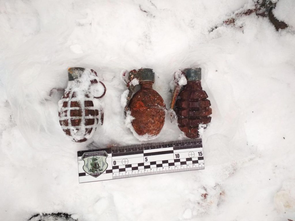 На вулиці Львова перехожі натрапили на три вибухонебезпечні гранати