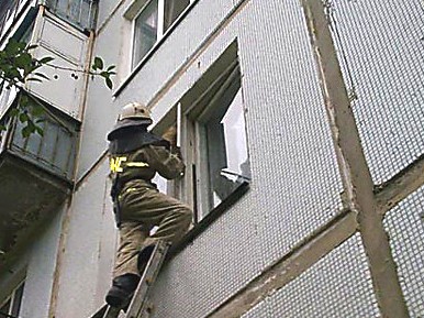 1-річна дитина з Бродів та пенсіонерка зі Львова зачинилися у квартирах