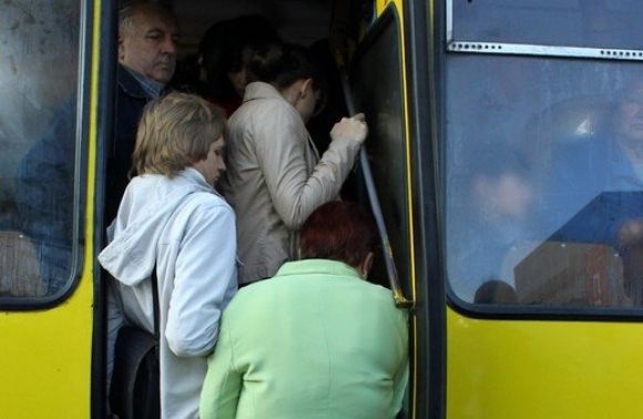 У Буському районі люди не мають можливості добиратися на роботу