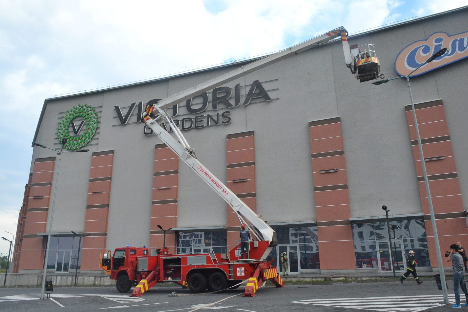 З ТРЦ “Вікторія Гарденс” вже втретє евакуйовували людей
