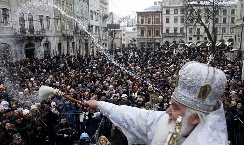 Львів’яни святкують Водохреща: пірнають у крижане озеро та освячують воду