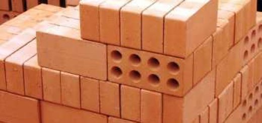 У Львові на голову дівчини впав кусок цегли