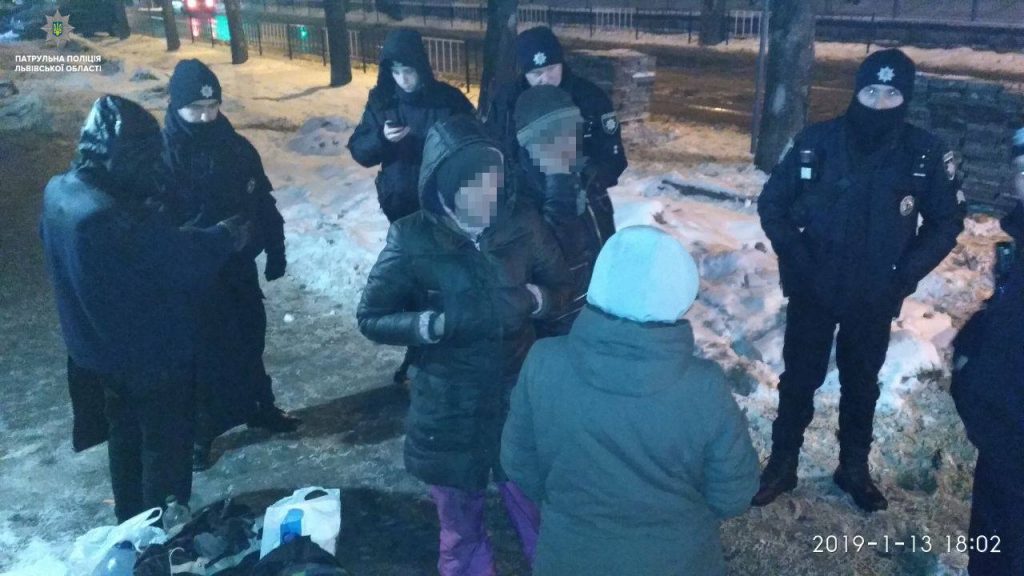 У Львові поліція затримала крадіїв плитки з тротуару